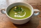 Grüne Suppe in Suppenteller