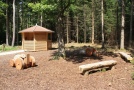 Waldlichtung mit Pavillon und Spielplatz aus Holz