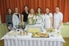 Mehrere Frauen stehen hinter einem Buffet