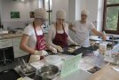 Zwei Frauen stellen verschieden Brot und Gebäcksorten her