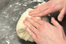 Brotteig wird geknetet