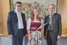 Studierende 3. Semester 2023-2025 stehen mit den Lehrern in einer Gruppe zusammen