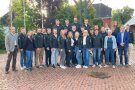 Mehrere Personen stehen in einer Gruppe zusammen