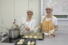 Zwei Frauen haben Spaß bei der Herstellung von Brot