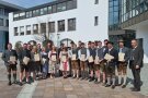 Studierende 3. Semester 2023-2025 stehen mit den Lehrern in einer Gruppe zusammen