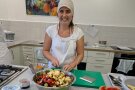 Eine Frau steht hinter einer Arbeitsplatte