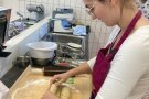 Eine Frau rollt einen Strudel