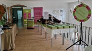 Eingangshalle mit verschiedenen Infoständen