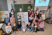 Eine Gruppe von Kindern mit Lehrerin stehen zusammen