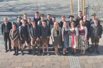 Studierende 3. Semester 2023-2025 stehen mit den Lehrern in einer Gruppe zusammen