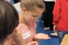 Kind schaut auf flache Hand