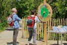 Mann und Frau drehen am Glücksrad