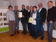 Mehrere Personen stehen nebeneinander in einem Raum