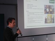 ein Mann hält einen Vortrag