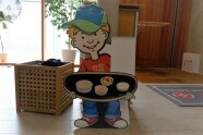 Johanniter Bebilderter Speiseplan - Figur aus Pappe bietet die Möglichkeit Bilder von den aktuellen Essen aufzuzeigen