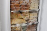Johanniter Kühlschrank mit vielen Paketen mit Essen befüllt