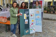 drei Frauen halten eine Klapptafel