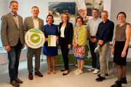 8 Personen stehen nebeneinander