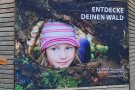 Ein Plakat hängt an einer Wand