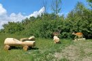 Holzliegen auf einer Wiese