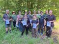 Die Absolventen präsentieren ihre Urkunden nach erfolgreichen Abschluss der Seminarreihe.