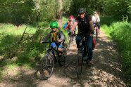 Mehrere Person fahren Fahrrad