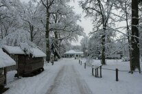 Die Zufahrt zum Garten des Walderlebniszentrum im Winter mit viel Schnee