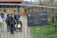 Eine Schulklasse besucht den Bauernhof