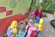 Der Kindergarten informiert sich am Heckenrad zu den Früchten der Hecke