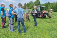 Mehrere Personen stehen auf einer Wiese