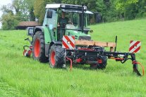 Schlepper fährt auf einer Wiese