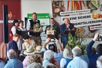 Personen auf dem Podium werden fotographiert