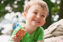 Kleinkind hält Keks in der Hand © Getty Images